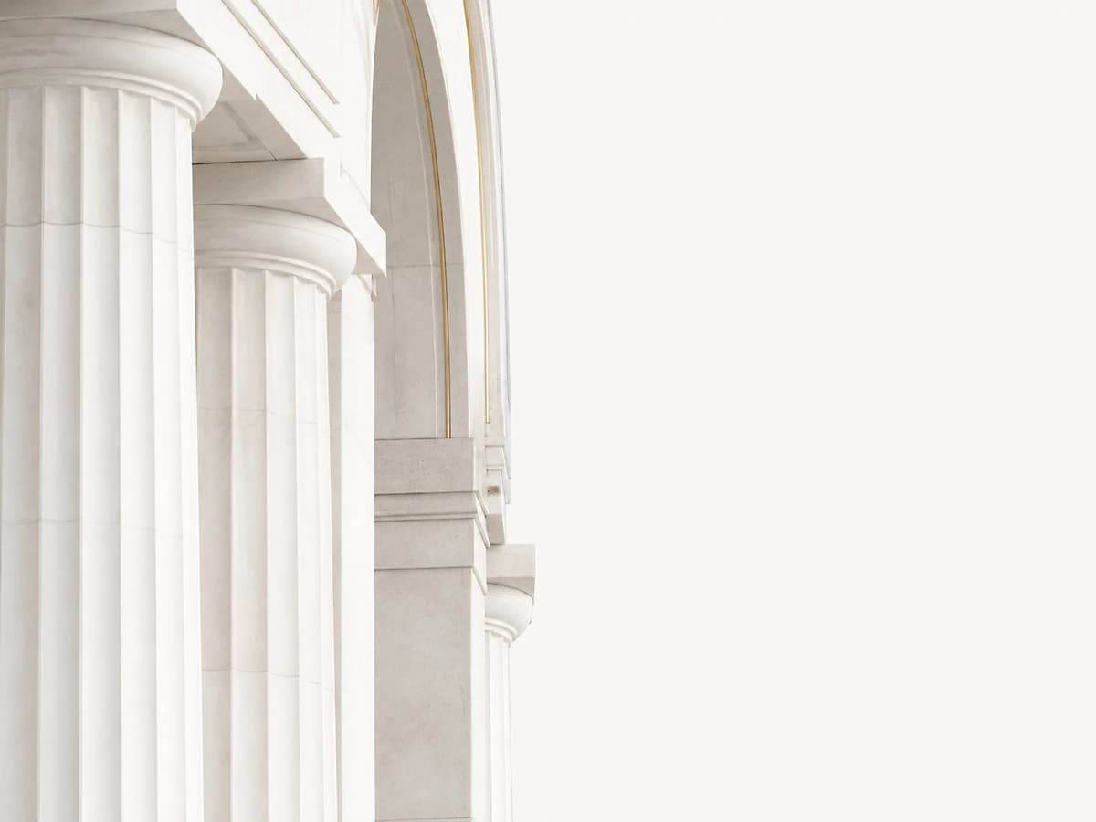 Colunas e arco em mármore branco, imagem das empresas do grupo em Curitiba